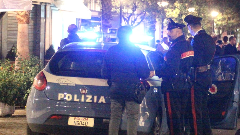 Polizia e Carabinieri davanti il locale