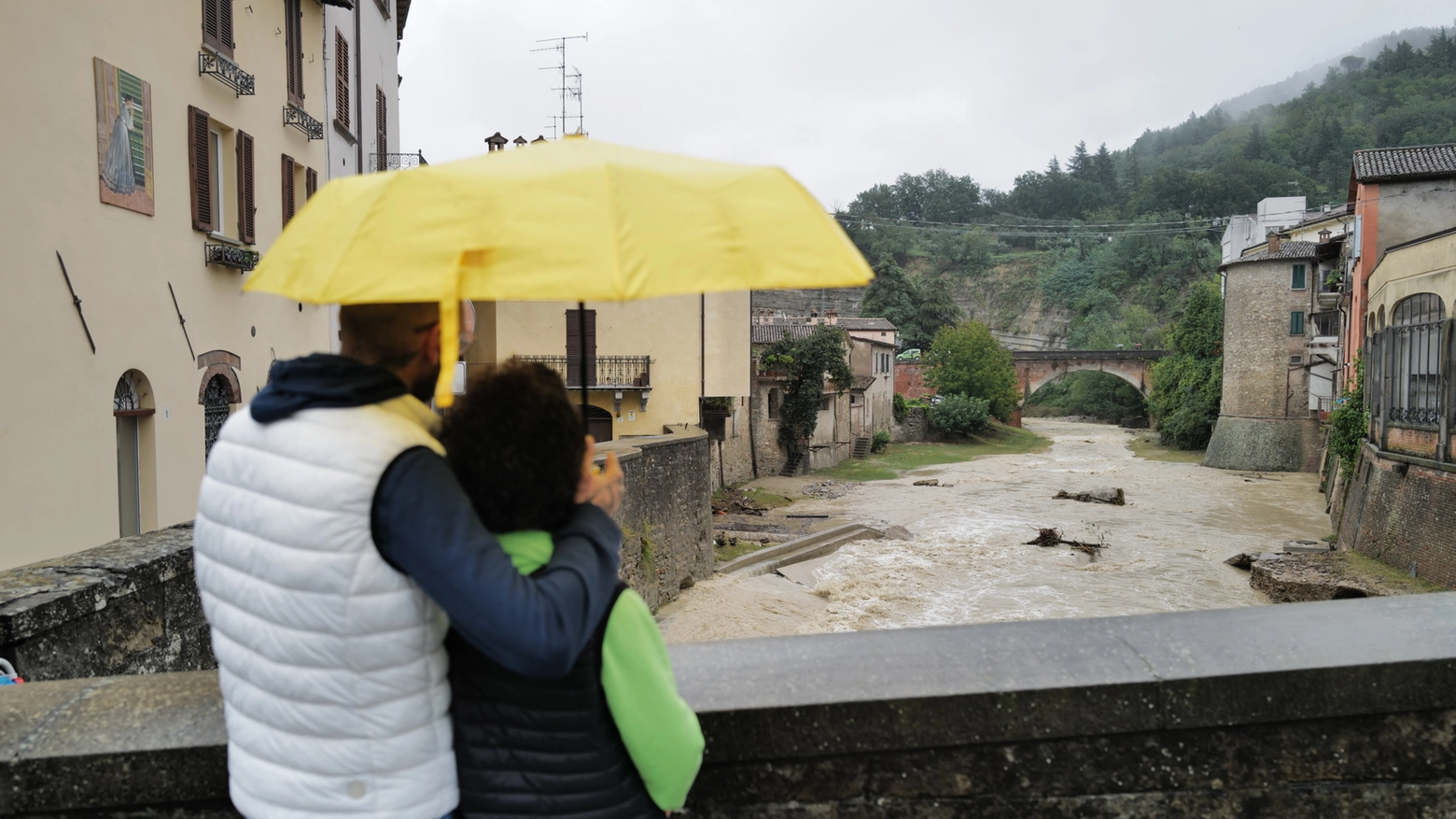 Mercoledì sera il Tramazzo era sul punto di esondare in città. Dopo poco la massa s’è bloccata, fino a contrarsi del tutto. Il paese però è senz’acqua: rotta la conduttura