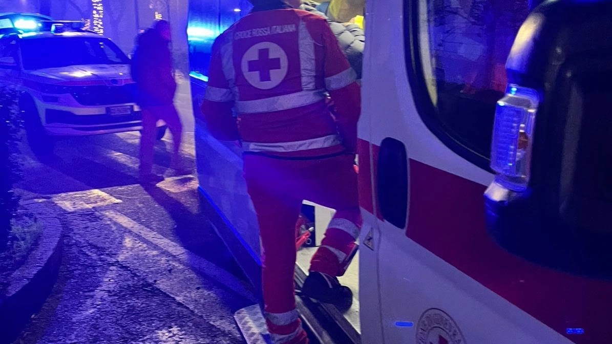 La Croce Rossa al Viale della Vittoria dopo il ferimento del cameriere