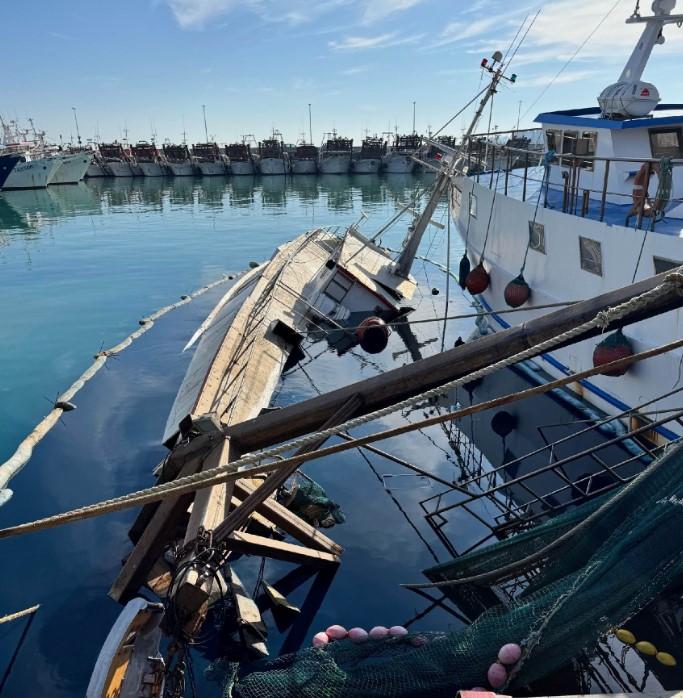 Affonda un peschereccio ormeggiato nel porto di Civitanova, interviene la Guardia costiera