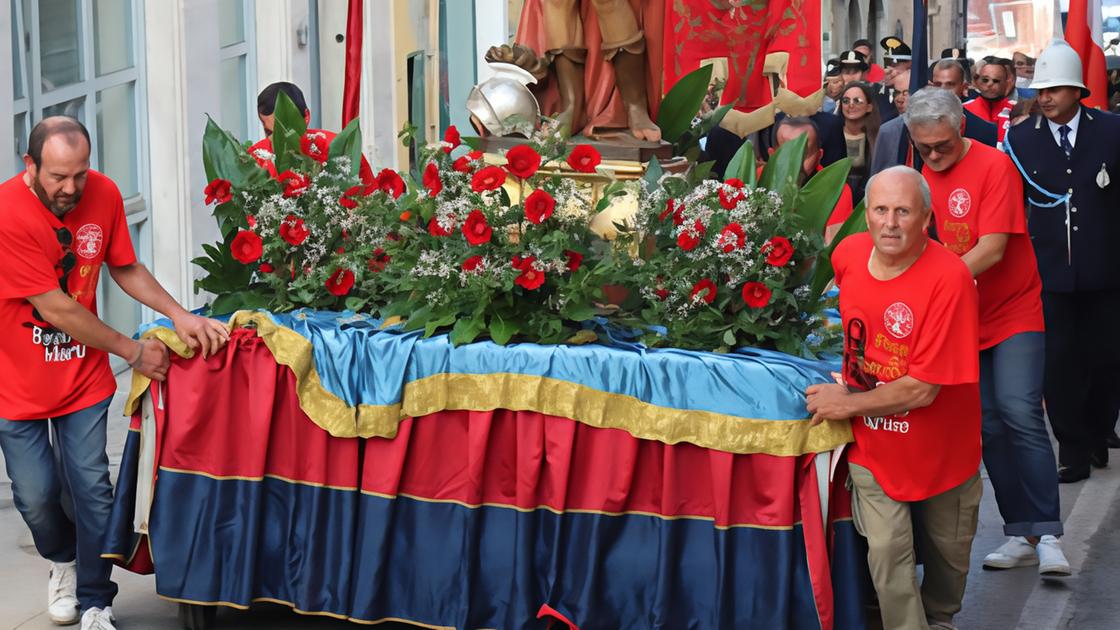 In riviera non ci si annoia: processione in mare e big a teatro