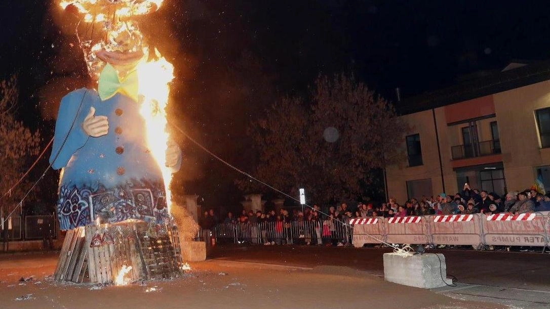 Come tradizione, nell’ultima serata dell’anno, in centro a Castelnovo Sotto, è andata in scena l’anteprima del veglione con il falò...