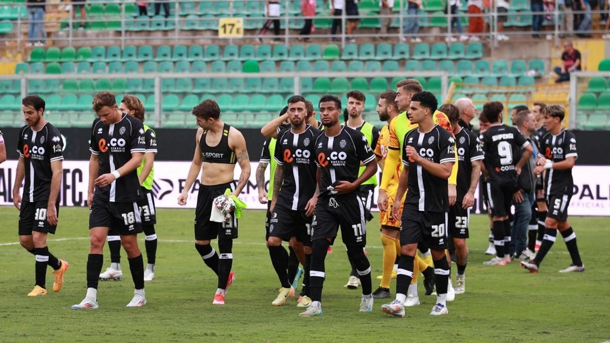 Il saluto della squadra a fine gara ai 461 tifosi bianconeri arrivati dalla Romagna (Foto Luigi Rega, Cesena Fc)