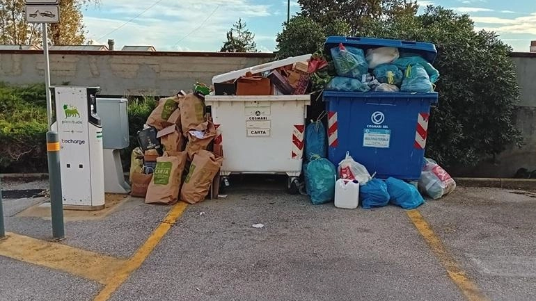 Un’area dedicata alla ricarica delle auto elettriche a Villa Teresa di Recanati, davanti alla materna e a fianco della casa-albergo...