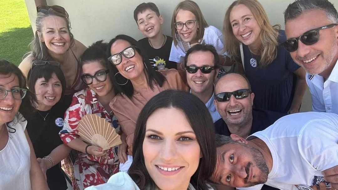 Laura Pausini con i compagni di liceo per i 50 anni