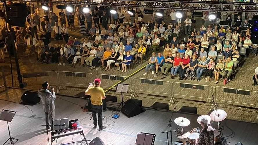 Piazza piena per la fiera di Argenta