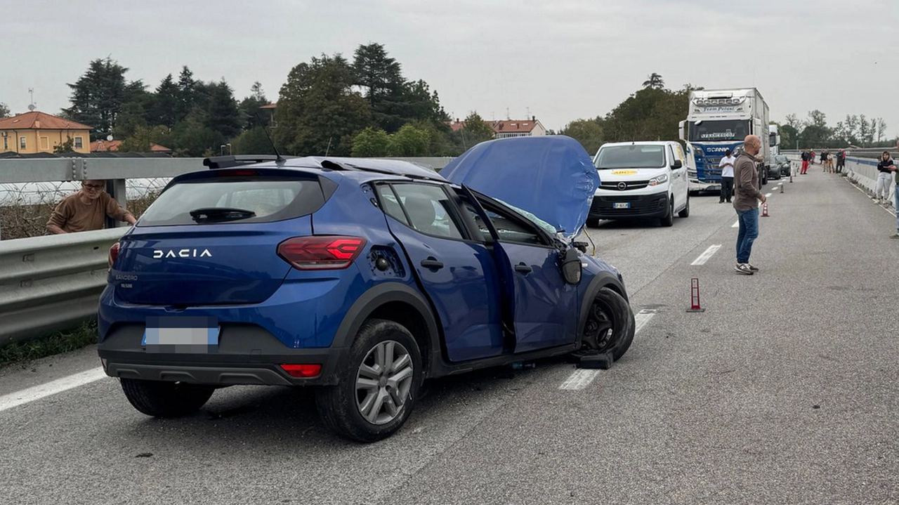 Incidente in E45 all'altezza di San Carlo di Cesena: perde il controllo dell'auto e si ribalta. Grave il conducente, feriti lievi gli altri due passeggeri (Foto Ravaglia)