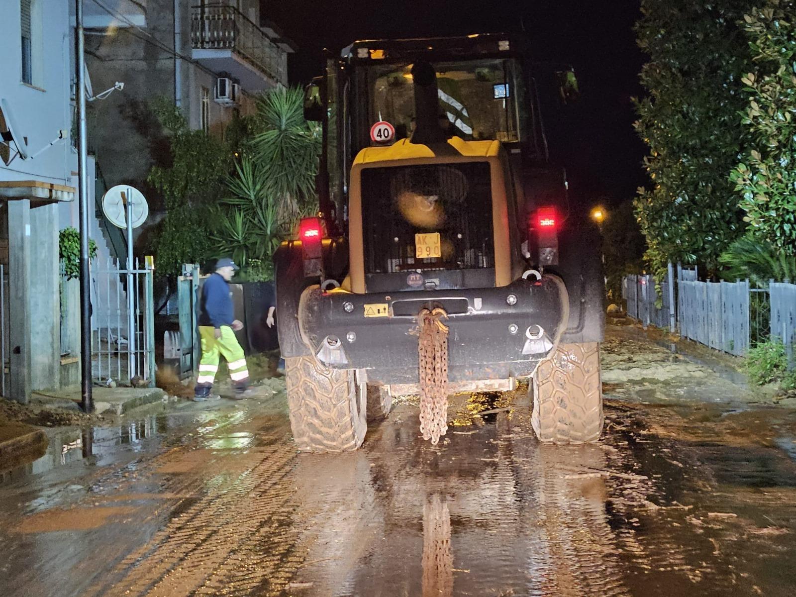 Fiumi di fango in strada ad Ascoli. Dalle famiglie bloccate ai terreni nel mirino: “Non dovevano arare lì”