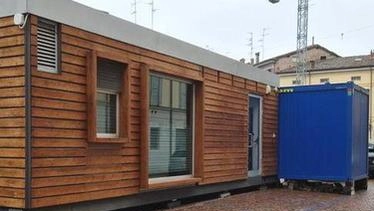 A Correggio, la sede UniCredit in corso Mazzini chiude per lavori, sostituita da un container in piazza San Quirino. Proteste per la riduzione dei posti auto.