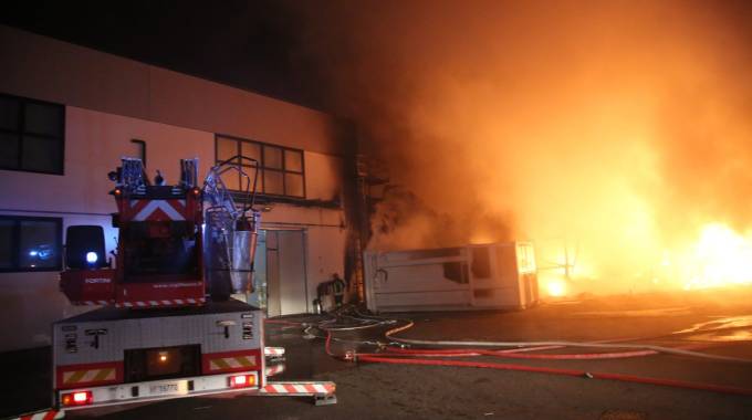 Incendio Cesena Campomaggi Lucchi avvolta dalle fiamme